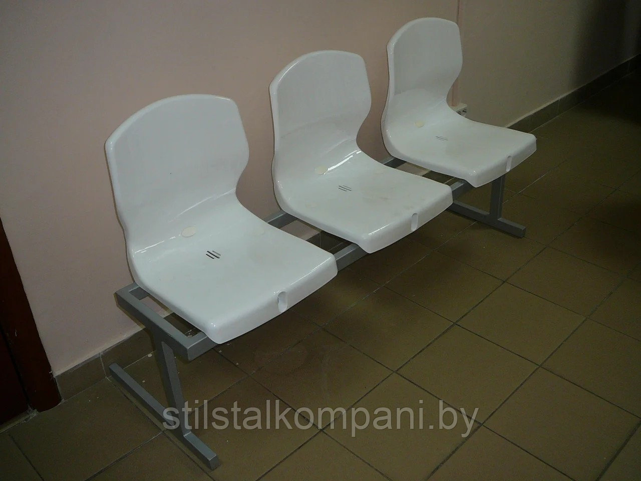 Скамейка на металлическом каркасе с пластиковыми сиденьями - фото 1 - id-p169837696
