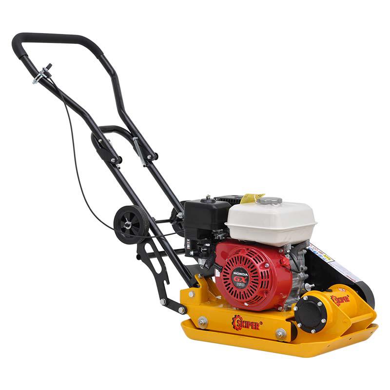 Виброплита SKIPER С60 (HONDA GX160, 5.5Л.С., ПЛИТА 53Х37СМ., 11КН, 25М/МИН, РЕЗ. КОВРИК, КОЛЁСА)