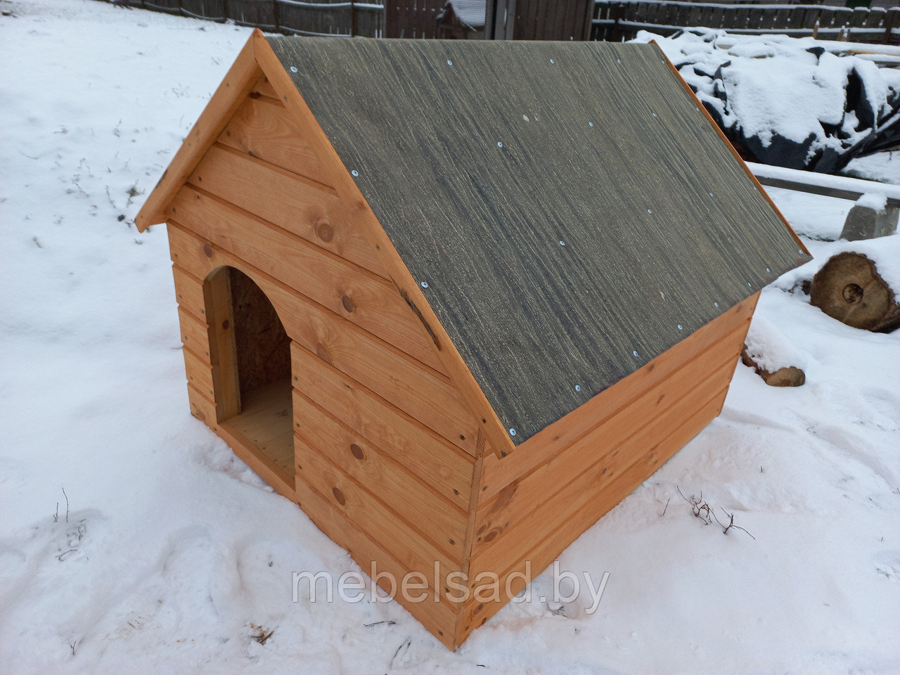 Собачья будка из массива сосны "Счастливый Шарик XL" утепленная с террасой
