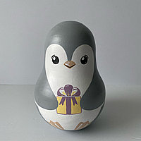 Неваляшка «Пингвин с подарком» 15 см