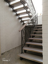 Металлическая лестница на второй этаж, двухкосоурная