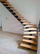 Металлическая лестница на второй этаж, однокосоурная