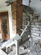 Металлическая лестница на второй этаж, однокосоурная