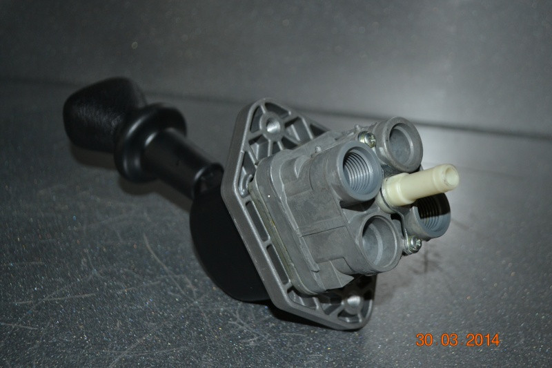 Кран ручного тормоза автобус МАЗ WABCO аналог 2 отв.: продажа, цена в Минске. За