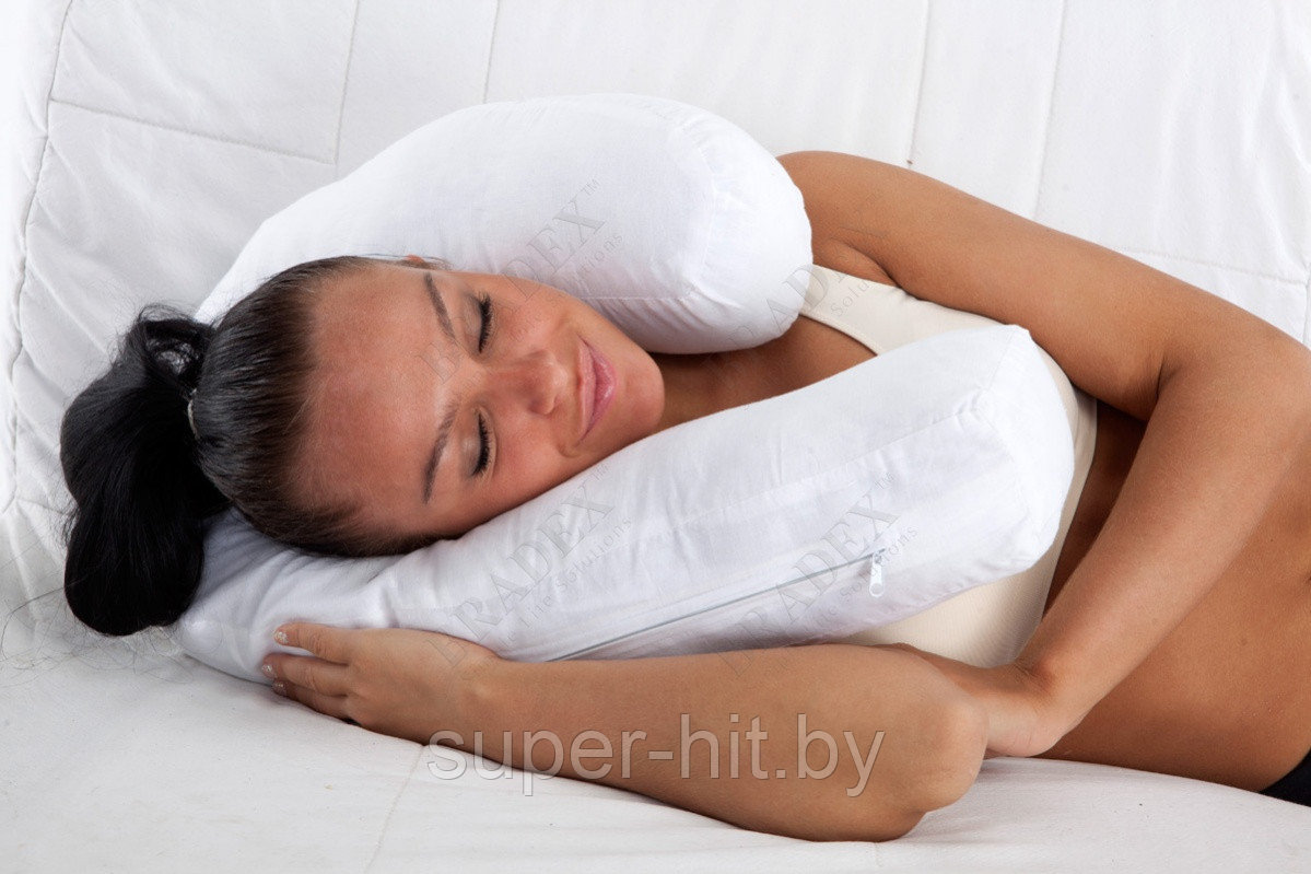 Спать головой в подушку. Подушка для сна на боку. Подушка валик для сна. Валик для сна на боку. Подушка валик для сна на боку.