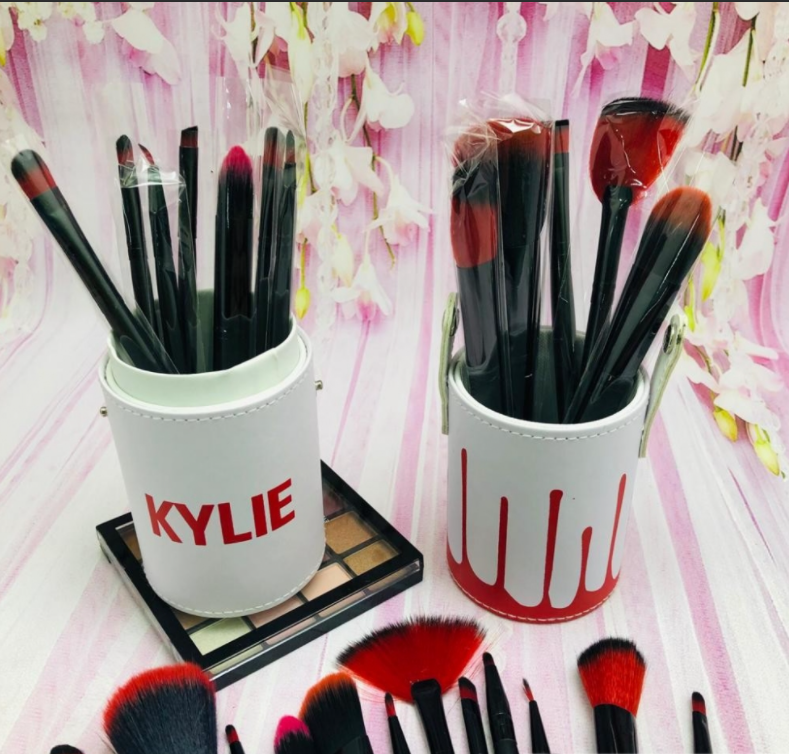 Набор кистей для макияжа в тубусе KYLIE RED/Black, RED/White 12 шт Белый тубус. - фото 1 - id-p170815926