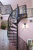 Винтовая металлическая лестница с кованым ограждением модель 48