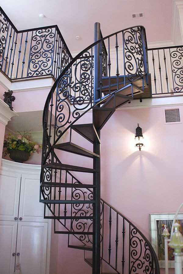 Винтовая металлическая лестница с кованым ограждением модель 48 - фото 1 - id-p171553159