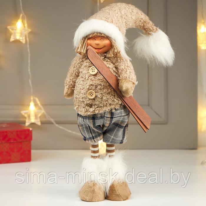 Кукла интерьерная "Мальчик в бежевой меховой куртке, с лыжами в руке" 47х12х15 - фото 1 - id-p172079726