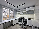 П-образная кухня с передвижным столом в квартире с Чешской планировкой, фото 10