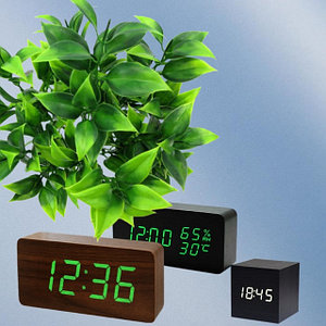 Часы электронные с имитацией дерева.