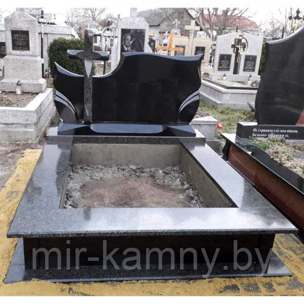 ПАМЯТНИК ИЗ ГРАНИТА С КРЕСТОМ В ЛИДЕ