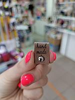 Кожаная бирка "Handmade" на кнопке, цвет : св коричневый/ бурбон