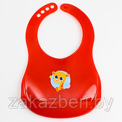 Нагрудник для кормления «Жирафик» пластиковый с карманом, цвет красный