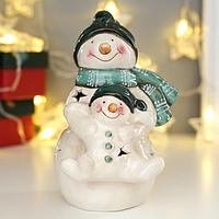 Сувенир керамика свет "Снеговик со снеговичком в зелёных колпаках" 17,5х11х12,5 см