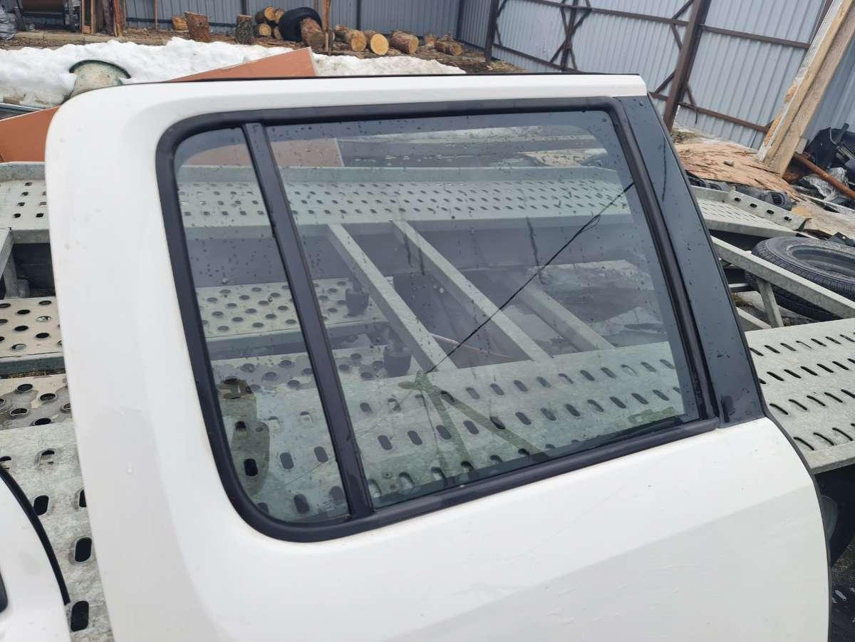 Стекло двери задней правой Volkswagen Amarok