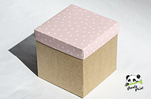 Коробка 150х150х150 Сердечки белые на розовом (крафт дно)