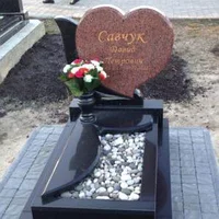 ПАМЯТНИК ИЗ ГРАНИТА В ВИДЕ СЕРДЦА В ОСТРИНО
