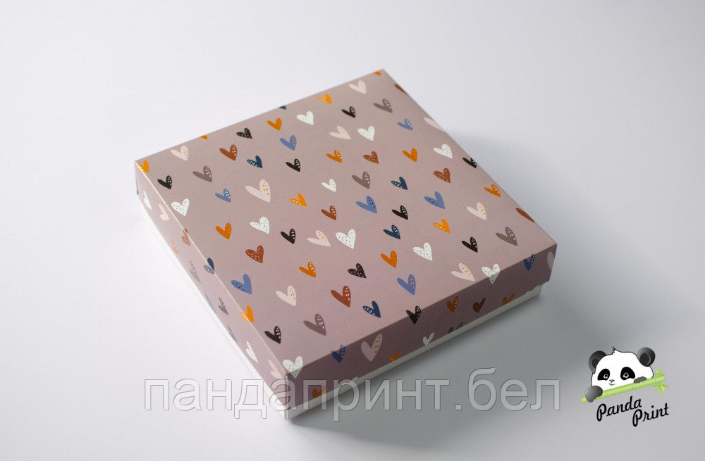 Коробка 200х200х50 Цветные сердечки (белое дно)