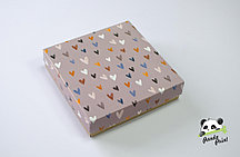 Коробка 200х200х50 Цветные сердечки (крафт дно)