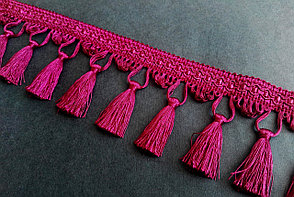 Бахрома декоративная цвета фуксии цвета.