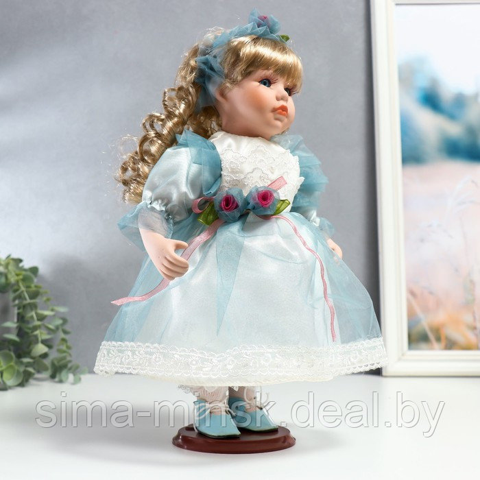Кукла коллекционная керамика "Флора в бело-голубом платье и лентой на голове" 30 см - фото 2 - id-p176276869