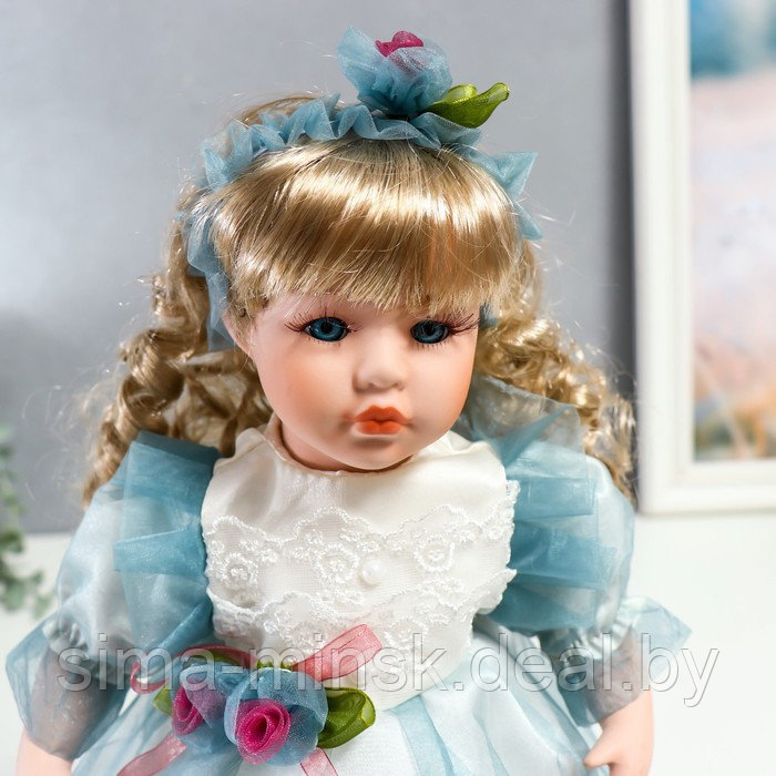 Кукла коллекционная керамика "Флора в бело-голубом платье и лентой на голове" 30 см - фото 5 - id-p176276869