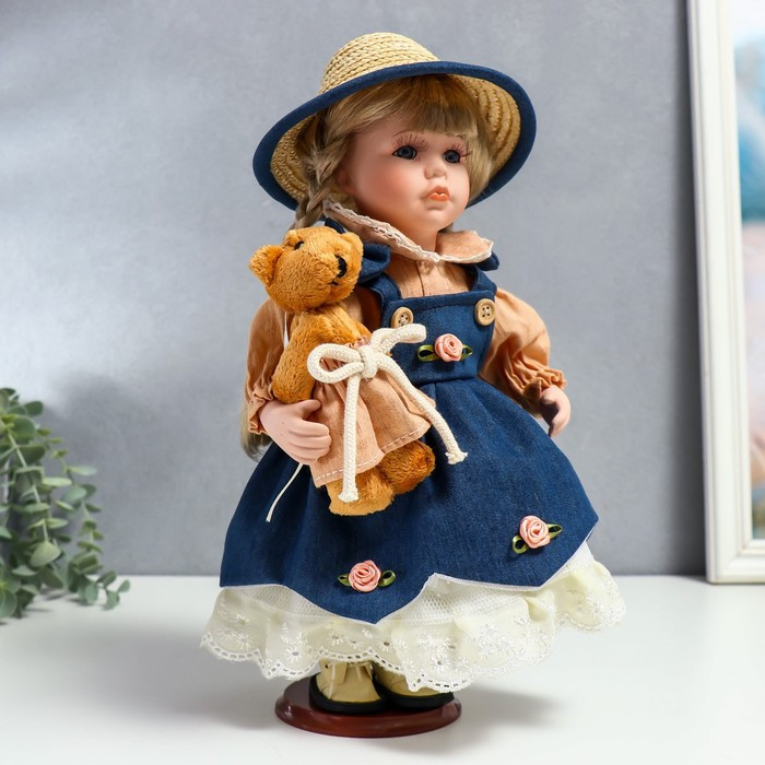 Кукла коллекционная керамика "Сьюзи в джинсовом платье, шляпке и с мишкой" 30 см - фото 2 - id-p176313142