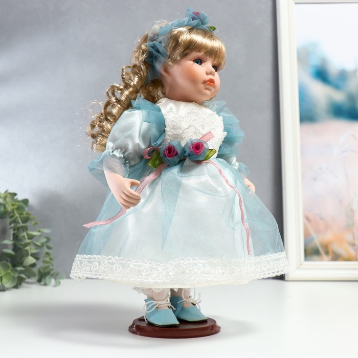 Кукла коллекционная керамика "Флора в бело-голубом платье и лентой на голове" 30 см - фото 2 - id-p176313145