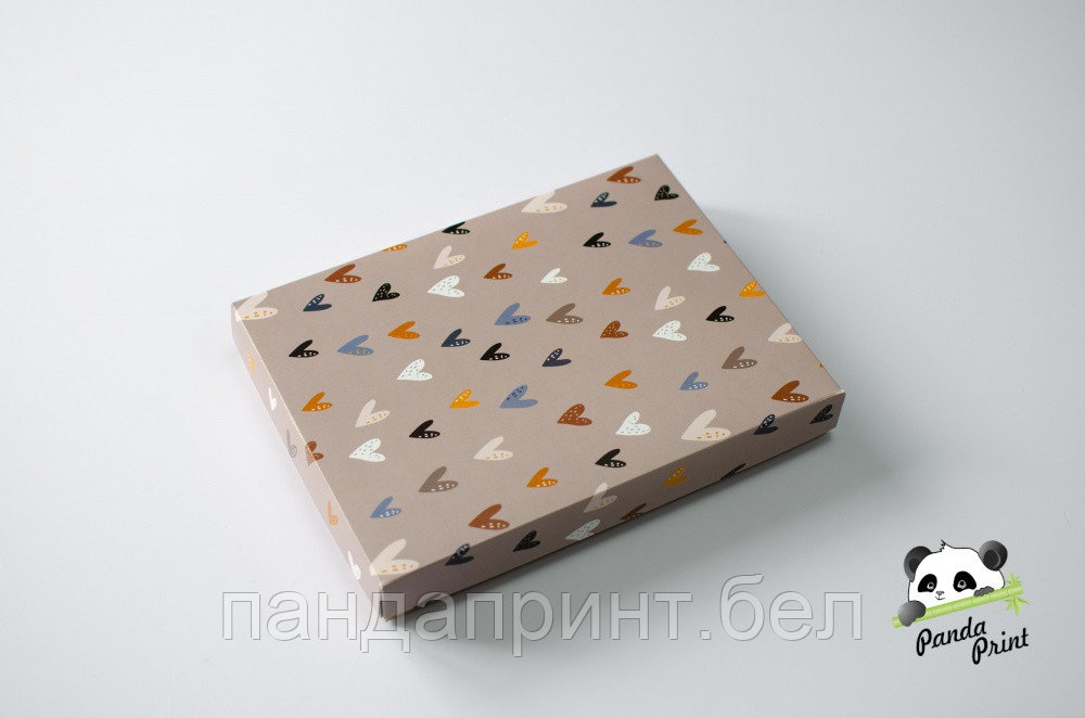 Коробка 220х160х30 Цветные сердечки (белое дно)