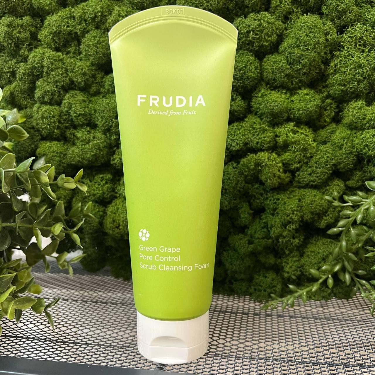 Себорегулирующий скраб-пенка Frudia с зеленым виноградом Green Grape Pore Control Scrub Cleansing Foam 145 мл