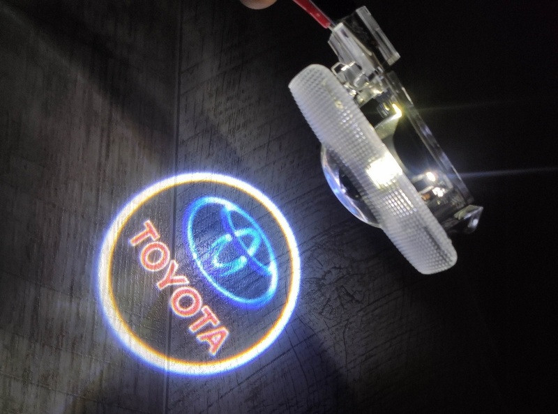 Штатная подсветка в двери с логотипом для Toyota