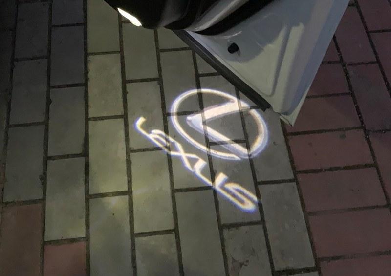 Штатная подсветка в двери с логотипом для Lexus