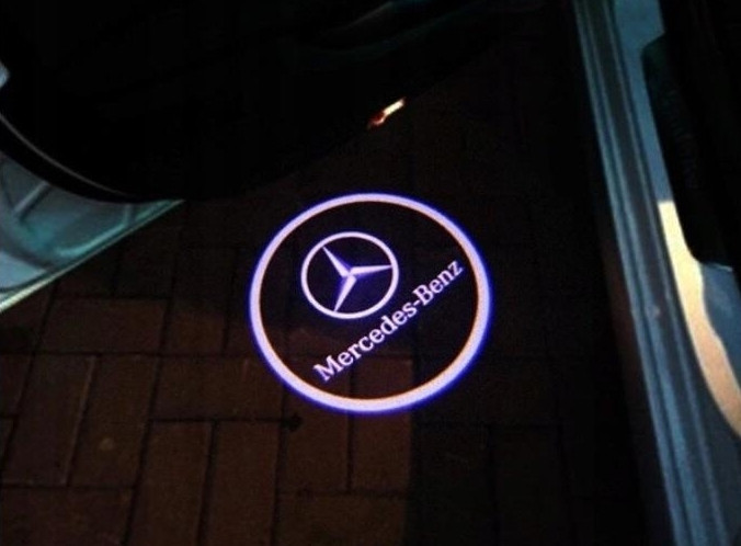 Штатная подсветка в двери с логотипом Mercedes