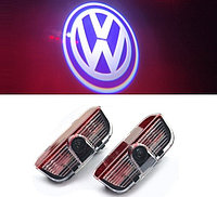 Штатная подсветка в двери с логотипом VW