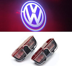 Штатная подсветка в двери с логотипом VW