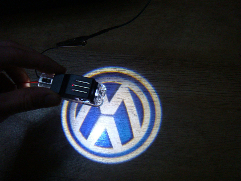 Штатная подсветка в двери с логотипом VW - фото 2 - id-p166084332