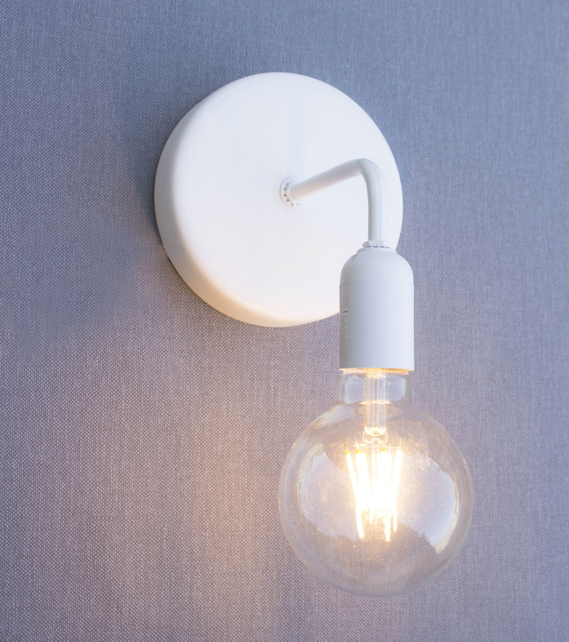 Белый настенный светильник в стиле лофт