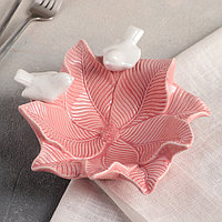 Блюдо керамическое «Голубки на цветке», 16,5×18 см, цвет розовый