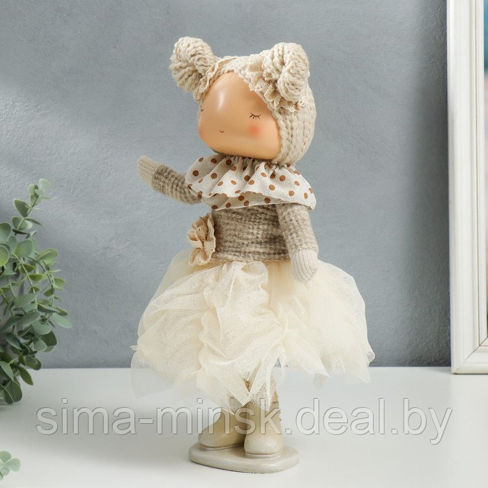 Кукла интерьерная "Малышка в бежевом наряде, юбка из сетки" 33х15х18,5 см - фото 4 - id-p177495337