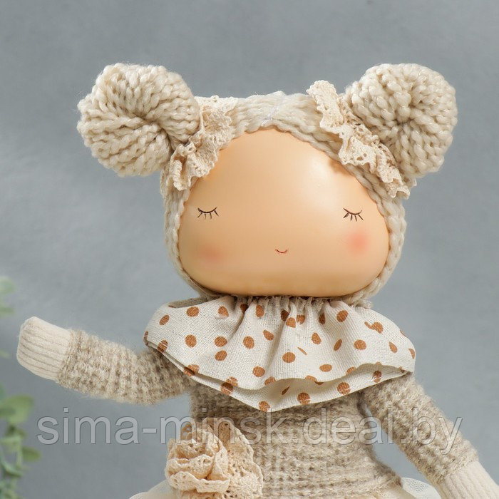 Кукла интерьерная "Малышка в бежевом наряде, юбка из сетки" 33х15х18,5 см - фото 5 - id-p177495337