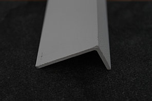 Уголок алюминиевый 40х20 белый 2,7м