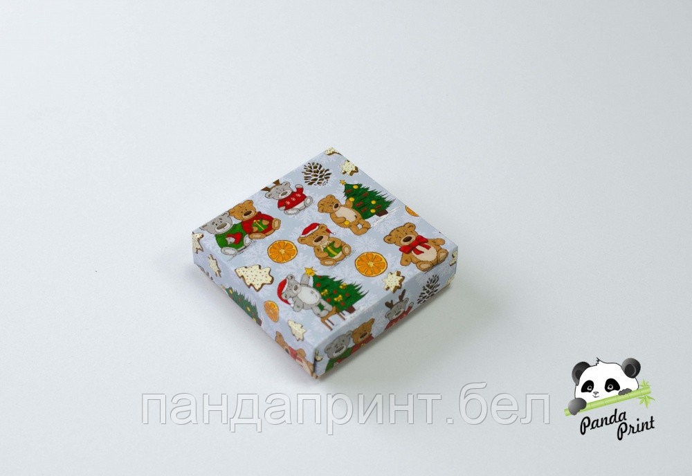 Коробка 100х100х30 Новогодние мишки на голубом фоне (крафт дно)