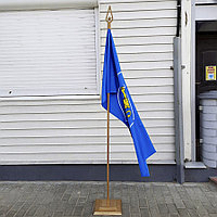 Флаг на деревянной стойке (золото)
