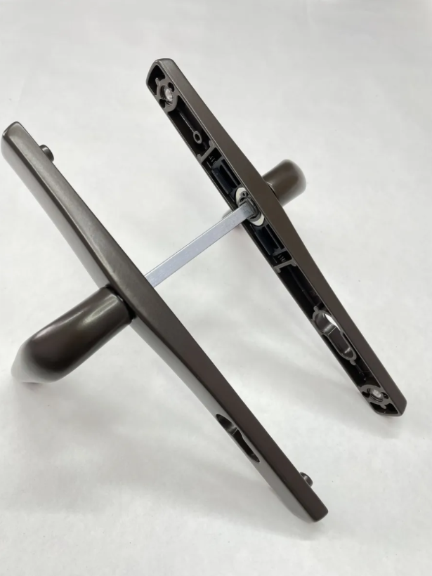 Ручка для замка в калитку Евро-25 нажимная межосевое расстояние 85 мм. цвет-серо-коричневый - фото 1 - id-p178037983