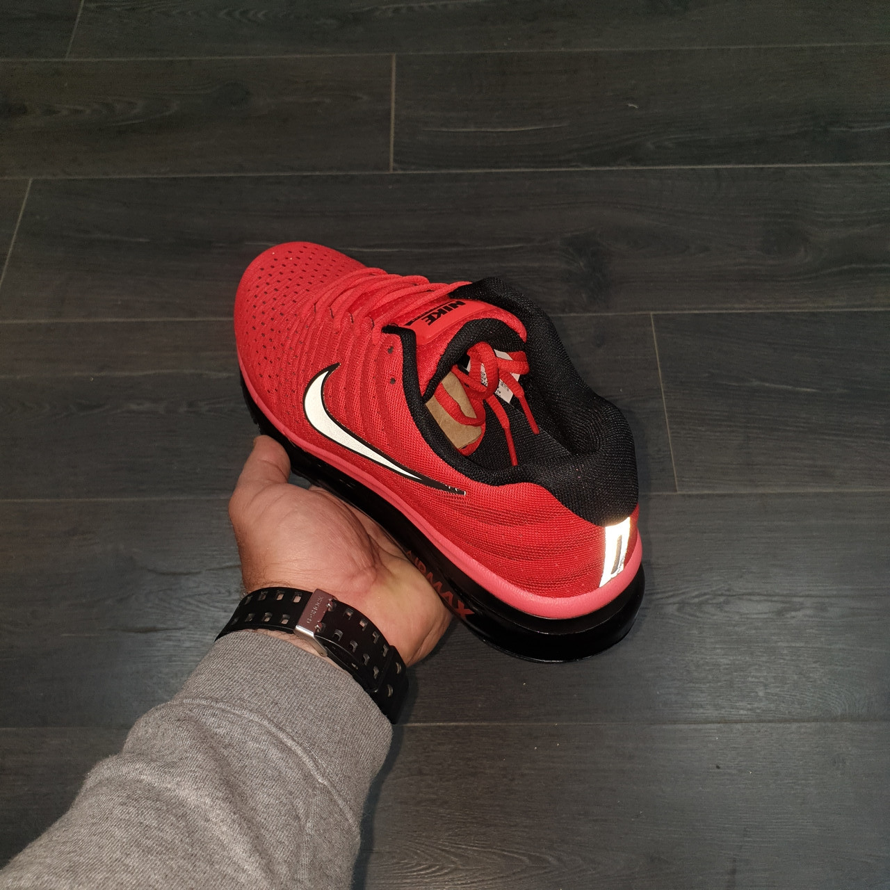 Black red best sale air max 2017