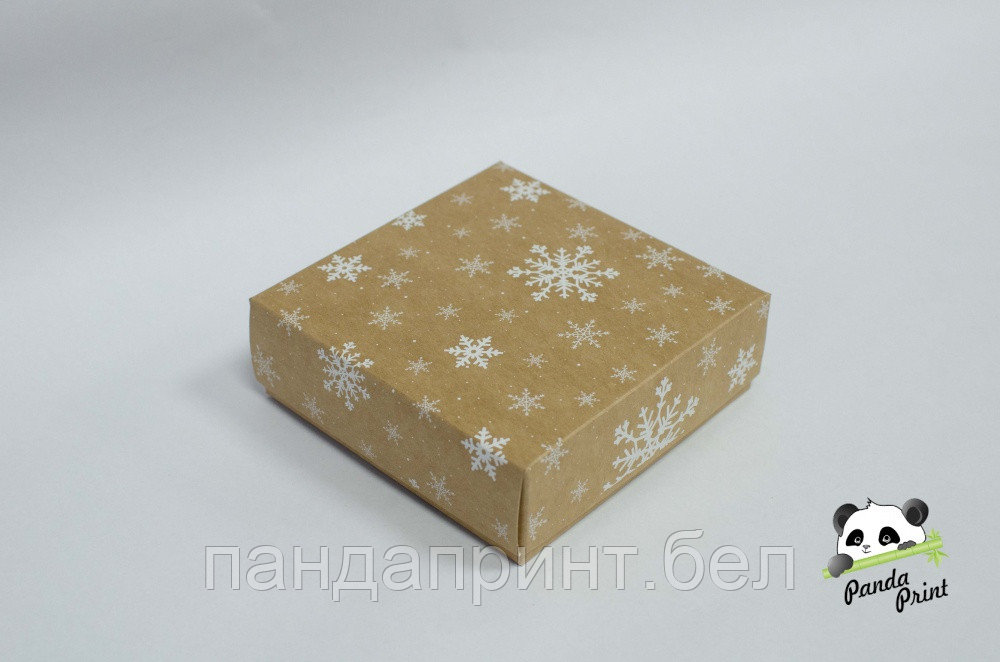 Коробка 120х120х40 Снежинки белые на крафте (крафт дно)