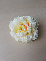 Головка розы желтоватая, D 12 см.