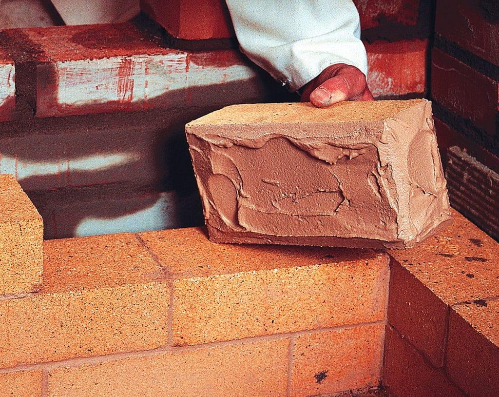 Глина для кладки каминов и мангалов красная бурая коричневая карьерная кусковая обычная, мешок ~ 35-40 кг