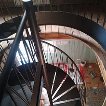 Каркас прочной винтовой лестницы с ограждением в стиле лофт 6